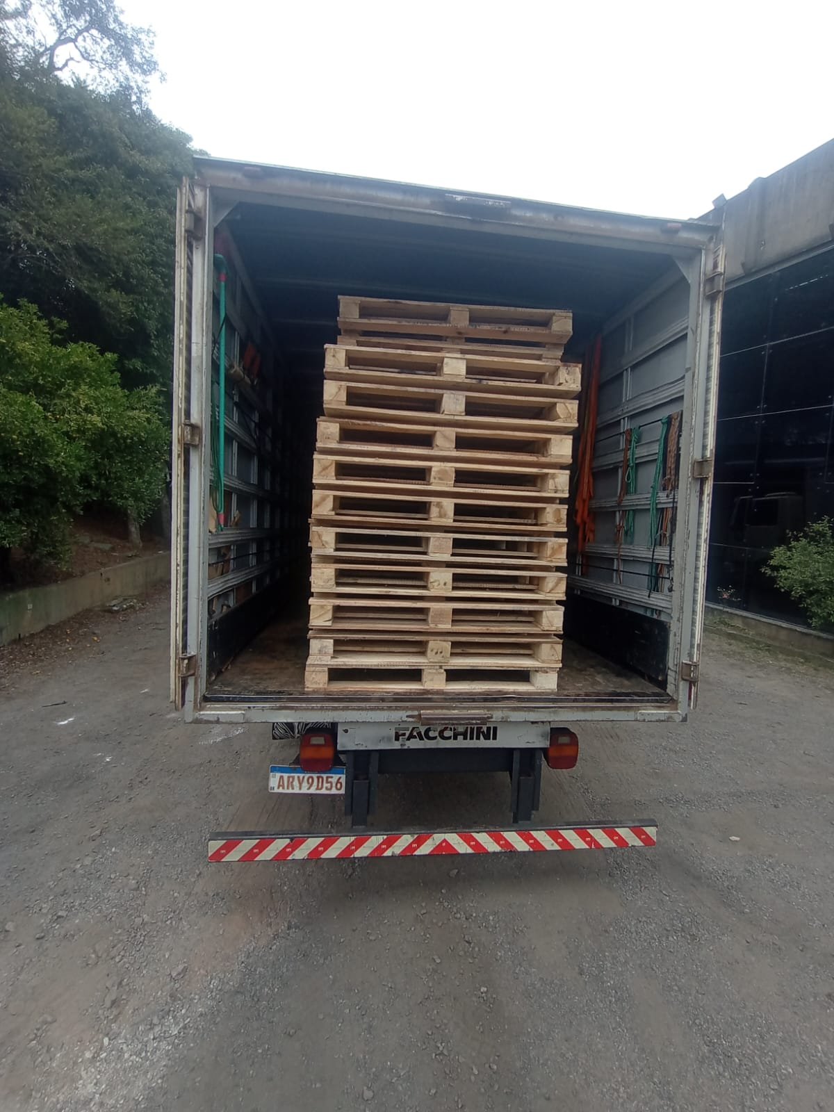 Equipe realizando o carregamento de móveis em um caminhão