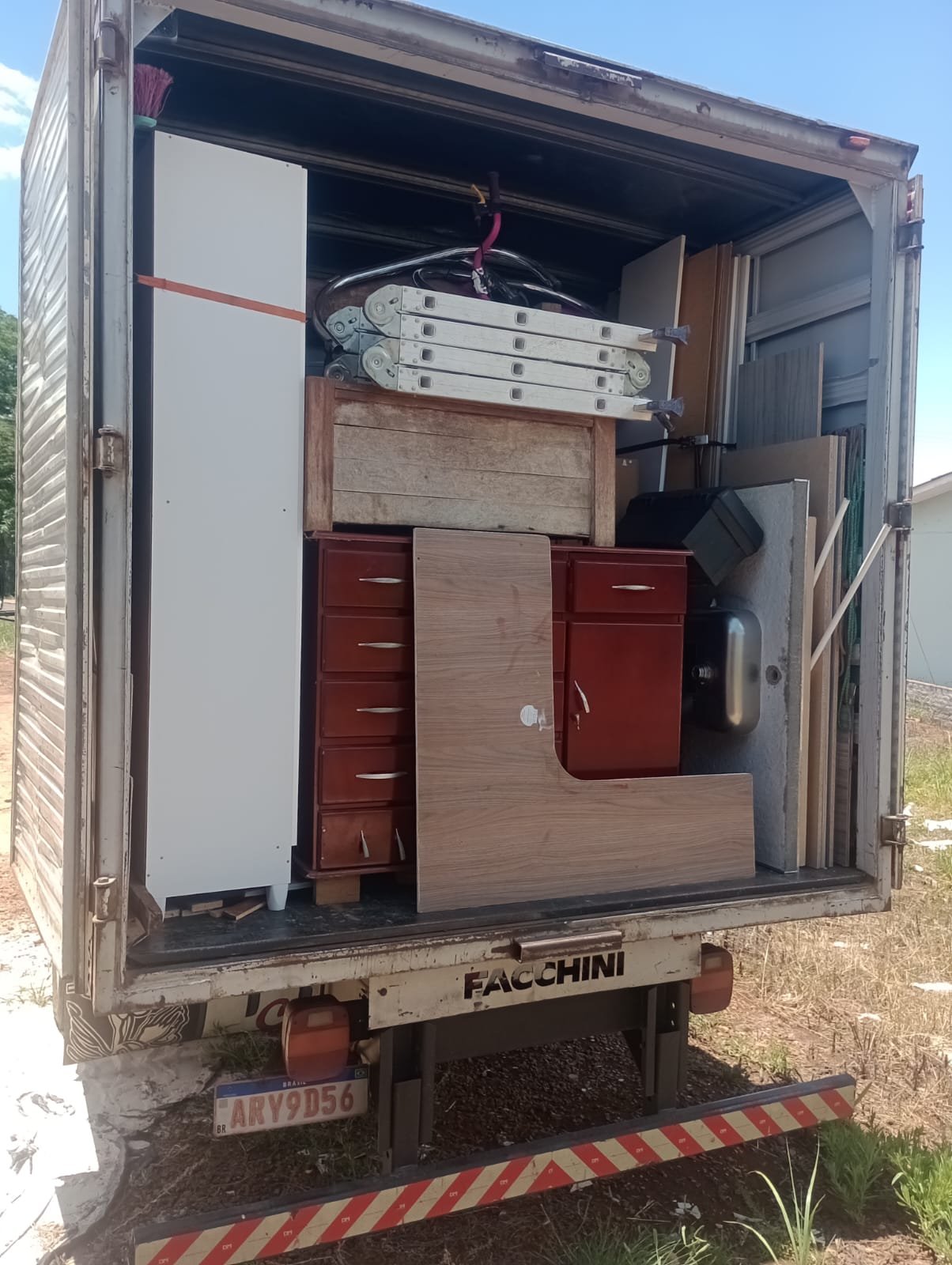 Móveis acomodados no caminhão para mudança residencial
