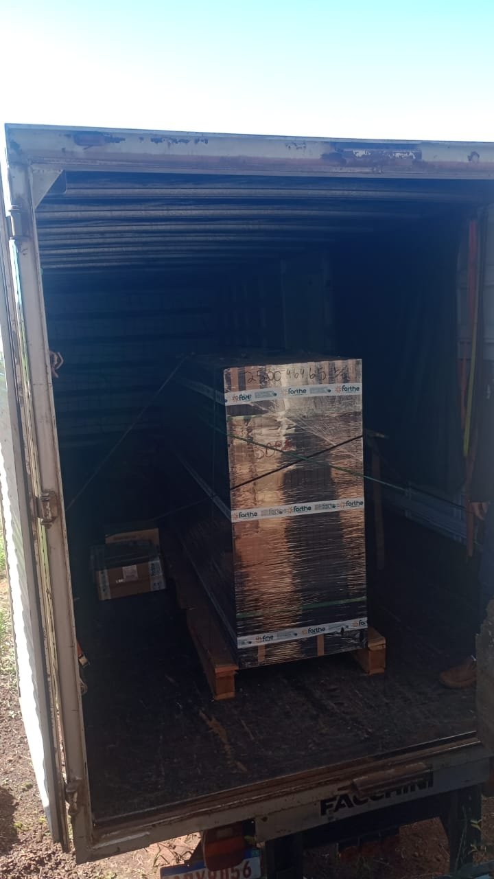 Carga embalada e organizada dentro do caminhão